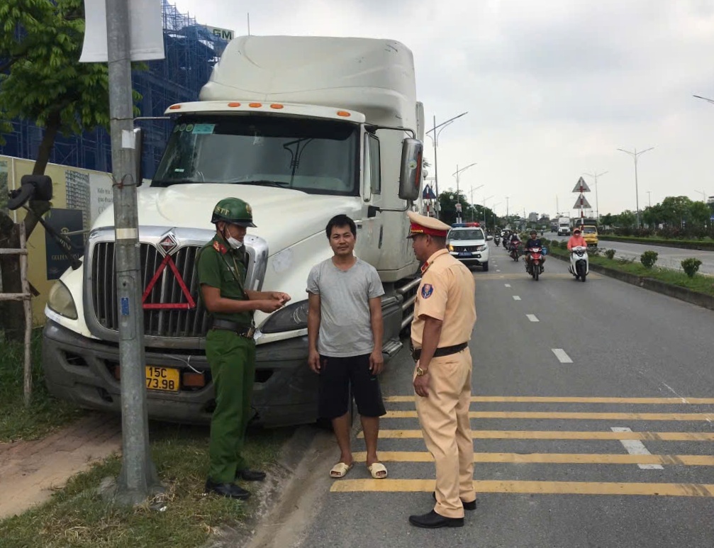 Xử lý một trường hợp đỗ xe đầu kéo trên vỉa hè tuyến đường Bùi Viện (Kiến An)